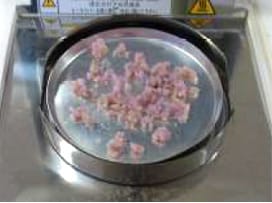 Fig.2 MOC63uに粉砕したかまぼこを載せた状態 Boiled fish paste to set on MOC63u
