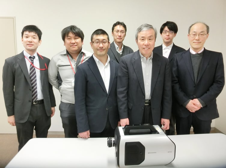須川教授、黒田教授、間脇助教と島津製作所開発メンバー