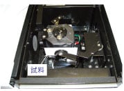 図5 試料を積分球付属装置に設置した様子